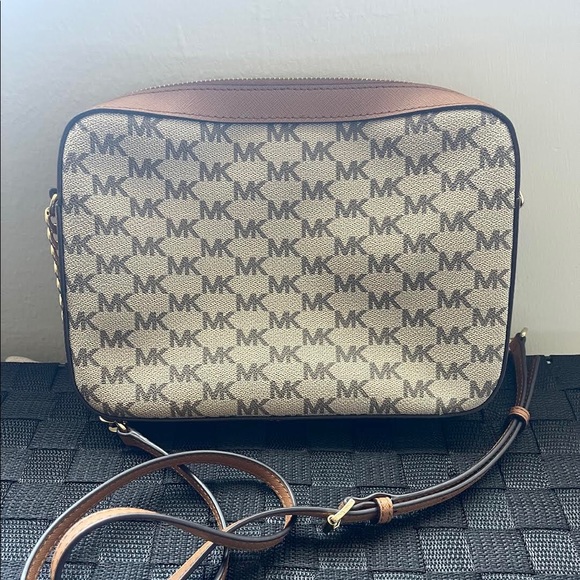 Michael Kors Medium Logo Camera Bag - Picture 2 of 3